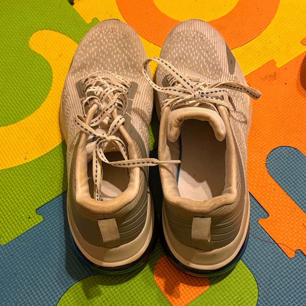 Avia White and Beige sneakers👟 size9 1/2💙